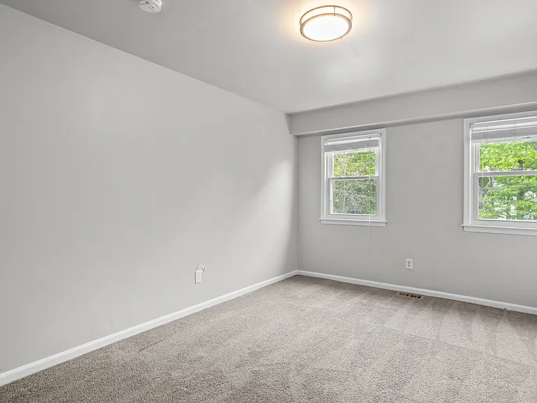 913 Laredo Ct — Photo 17