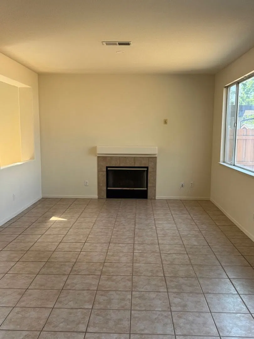 Nice & clean 3 Bedroom, 2 Bath Home in Citrus Heights! — Photo 4