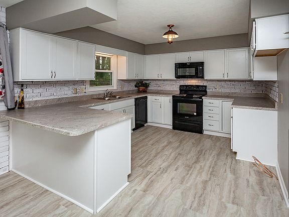 5th image of 510 SW Westlawn Dr
