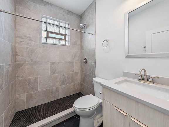 3rd image of 2046 N California Ave APT 2F