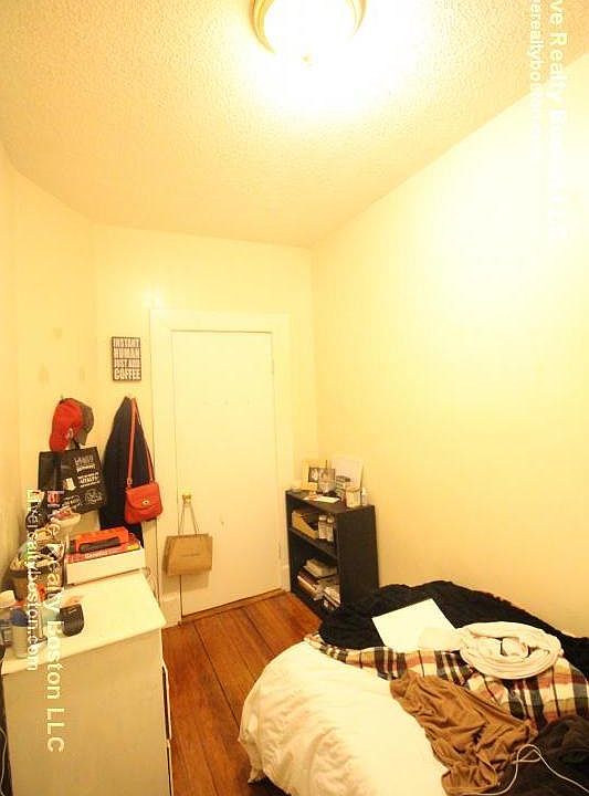 2nd image of 148 Brook St