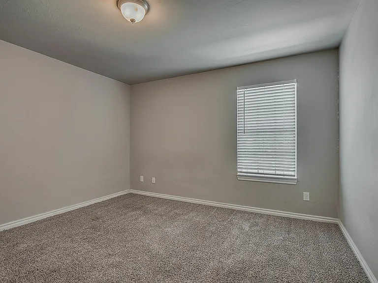 Experience tranquility in this cozy bedroom, a peaceful retreat for relaxation.