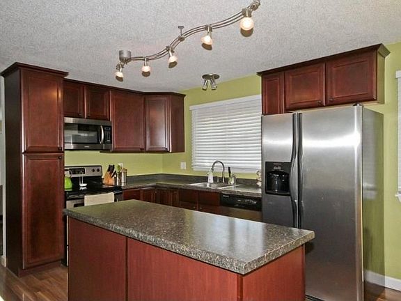 5th image of 525 9th Ave W