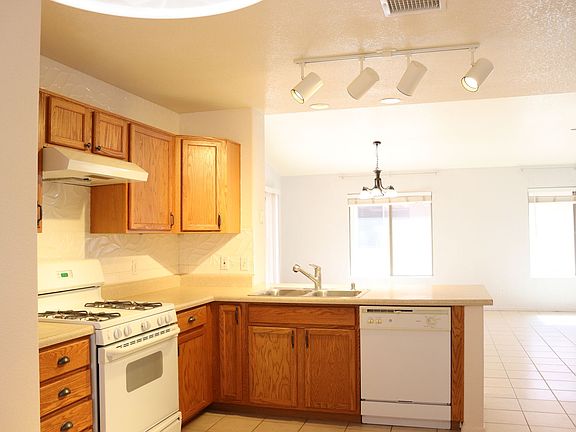 5th image of 1067 Montrose Ave