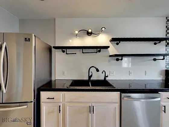 3 bed, 2032 sqft, $2,000 — Photo 2