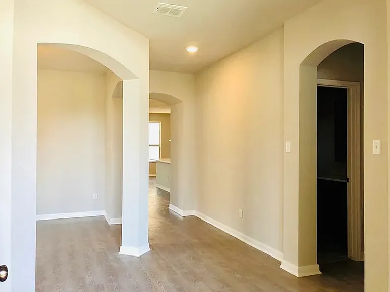 2708 Beutel Rd — Photo 2