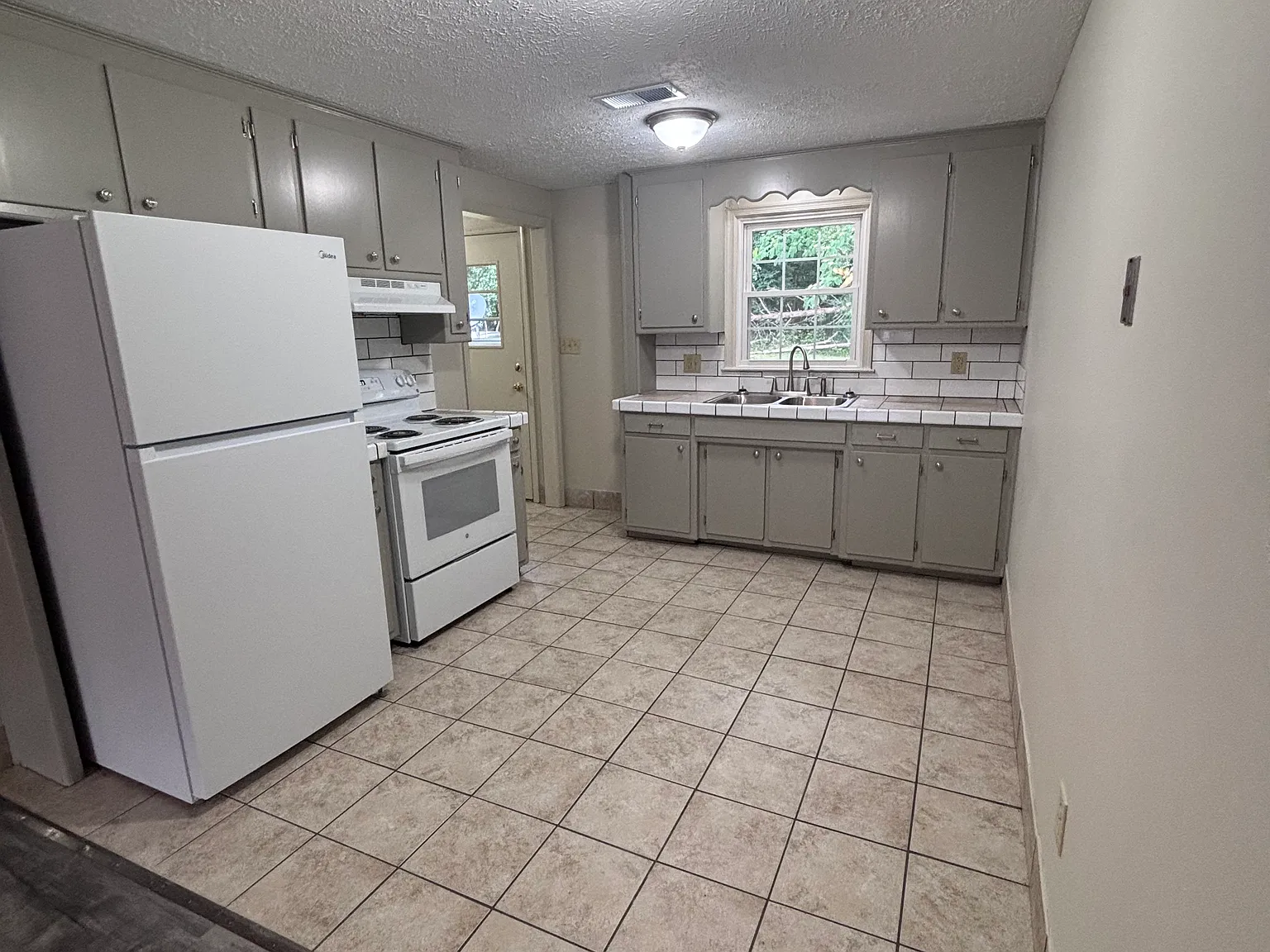 3 bed, $1,200 — Photo 1