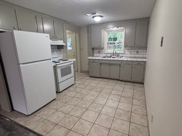 110 Rosewood Ln APT A, Danville, VA 24541