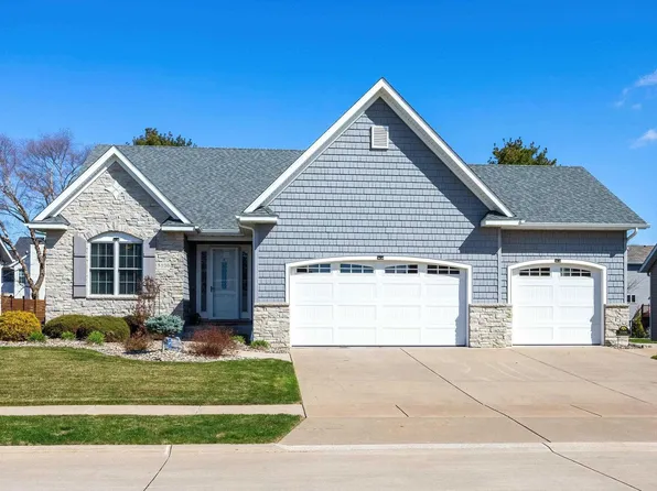 5106 N Richmond Cir, Bettendorf, IA 52722