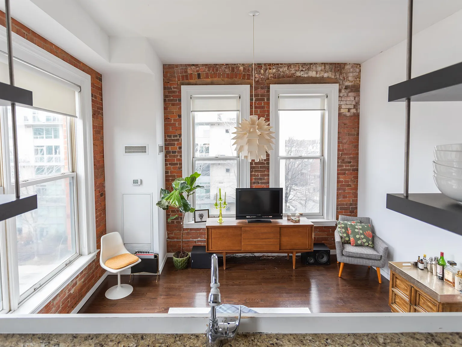 915 King 406 — Photo 2