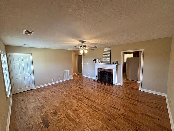 3rd image of 631 Skyline Dr