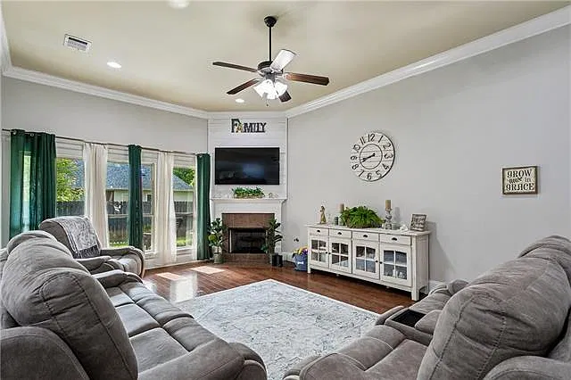 4 bed, 2.0 bath, 1947 sqft, $2,200 — Photo 3