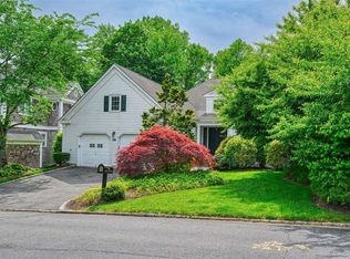 19 Cherrywood Ln, Manhasset, NY 11030