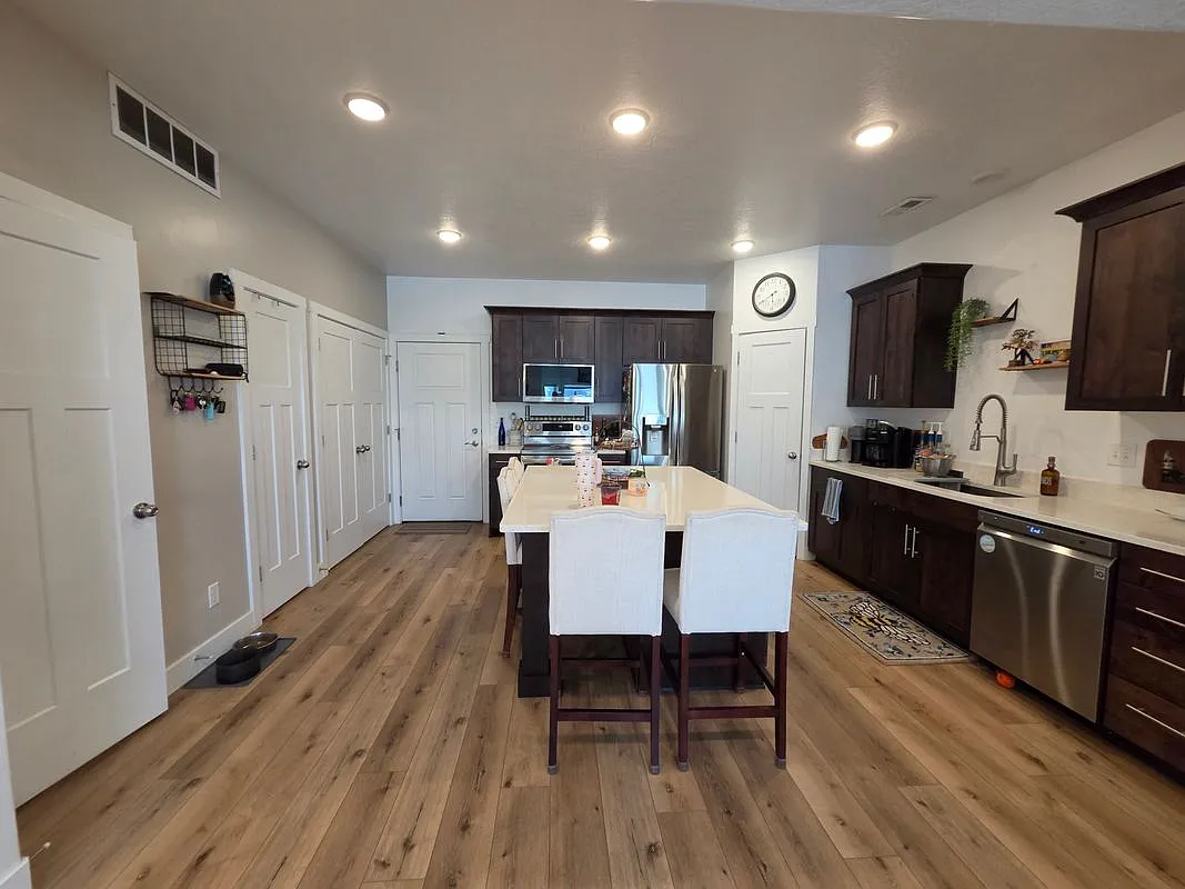 3 bed, 3.0 bath, 1536 sqft, $2,000 — Photo 2