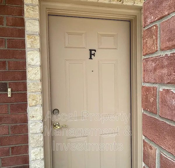 201 Gastel Cir #F — Photo 2