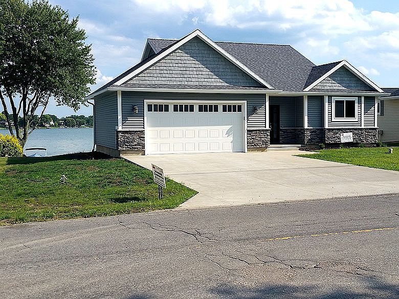 Lake Front on Lake Columbia