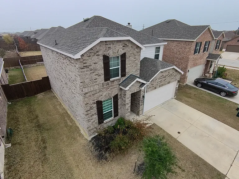 909 Cormorant St — Photo 2