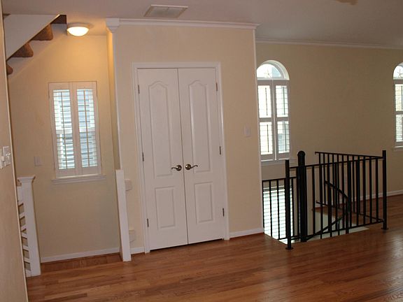 4th image of 2183 Woodlawn Ave
