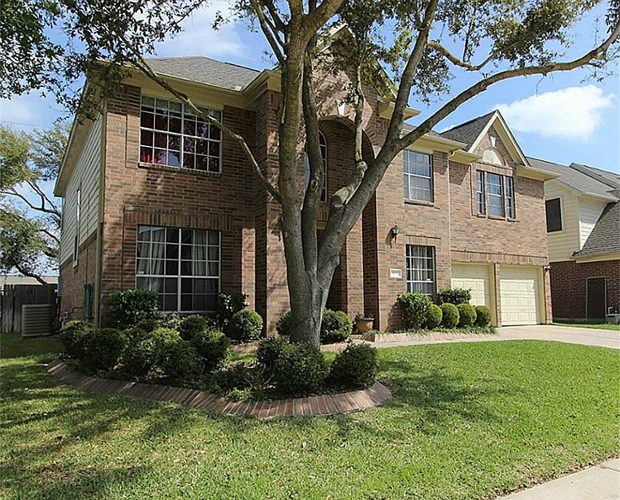 Tidy Landscaping w/Huge Mature Tree!