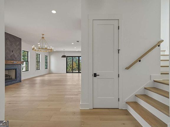 3rd image of 104 Tanya Way