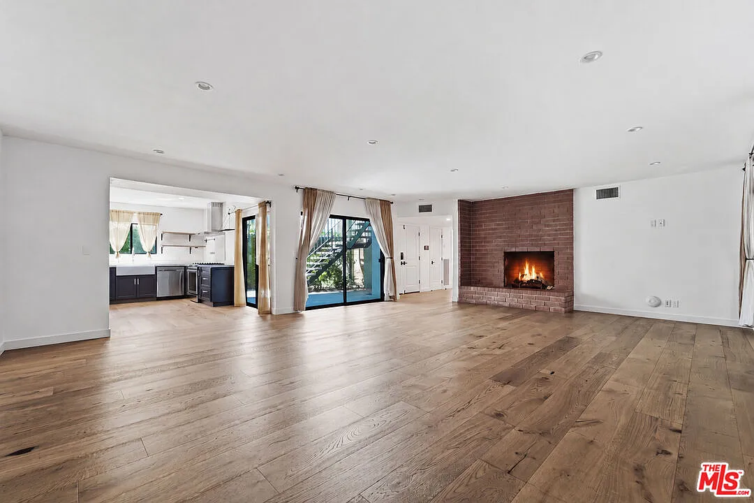 2 bed, 2.0 bath, 1900 sqft, $7,950 — Photo 2