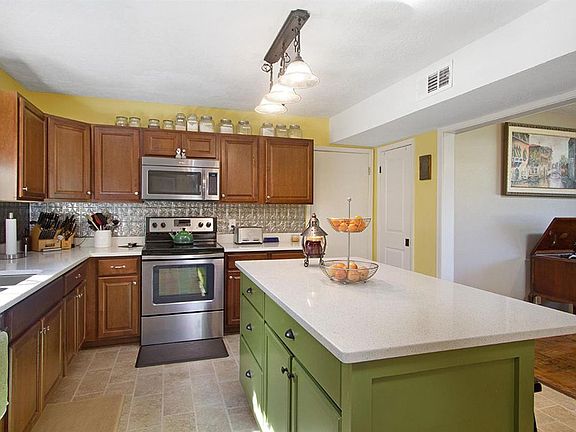 5th image of 605 Whiteoak Dr