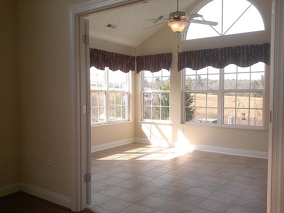 4th image of 330 Revolution Cir