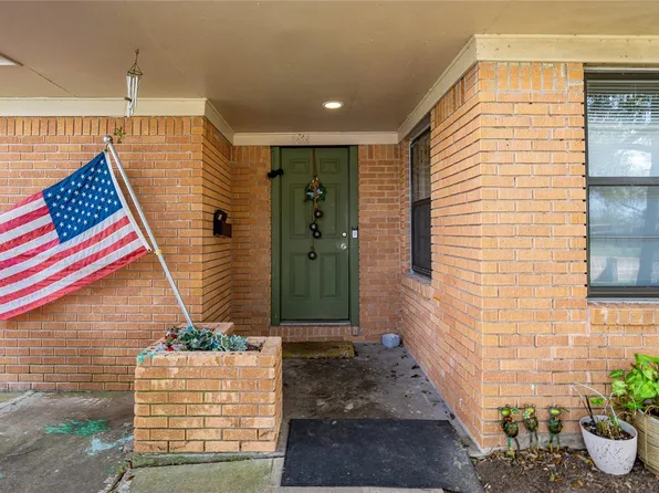 2428 9th St N, Texas City, TX 77590