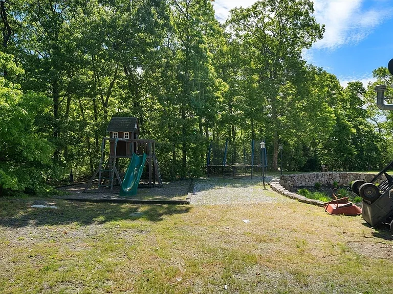 111 Sisters Cir — Photo 37