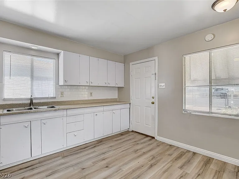 214 W Victory Rd — Photo 7
