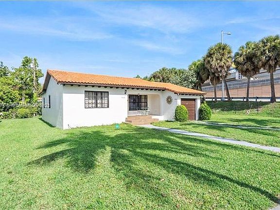 5th image of 860 NW 17th Ct