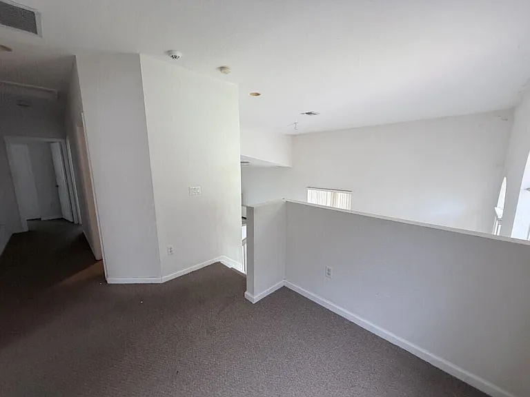 3760 NE 15th St — Photo 7