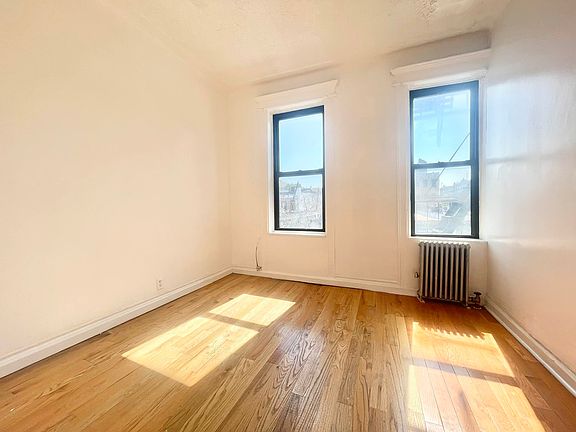 4th image of 124 31st St APT 2R