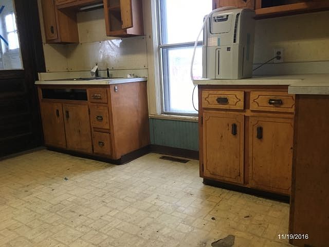 2nd image of 802 W 6th St