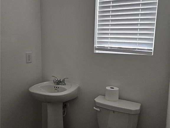 3rd image of 470 Bishop Ln