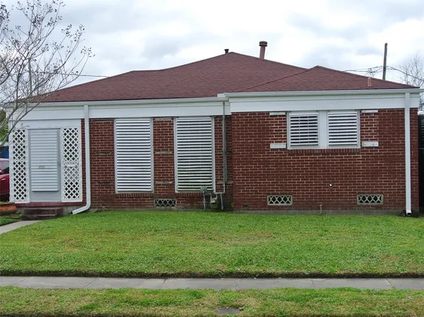 4909 Travis Dr, Galveston, TX 77551