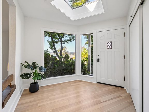 4th image of 40 Windward Drive