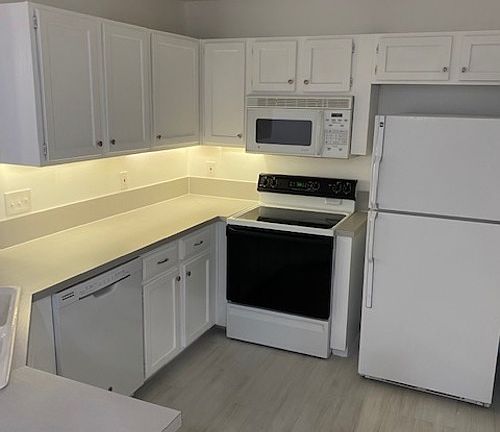 5th image of 13715 N Richmond Park Dr Unit 102