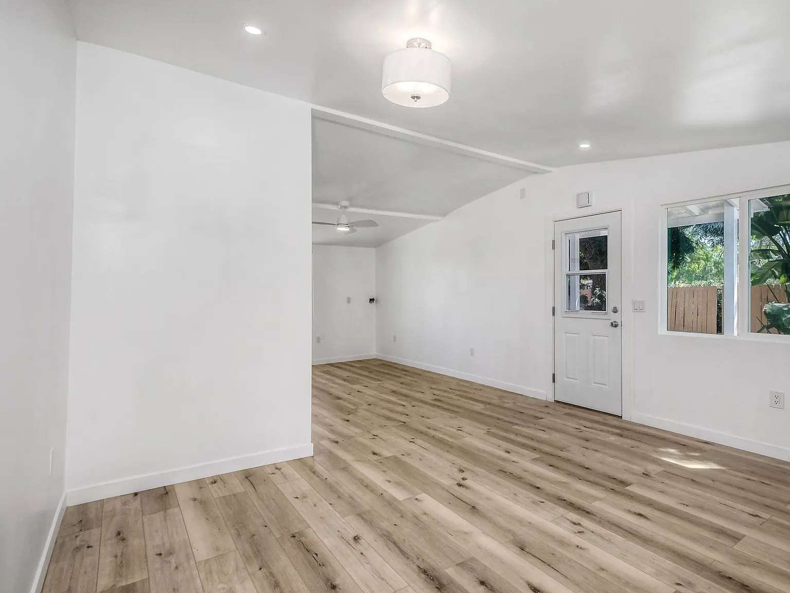4108 Mission Avenue - A — Photo 3