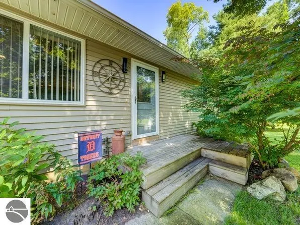9932 N Tenor Dr, Interlochen, MI 49643
