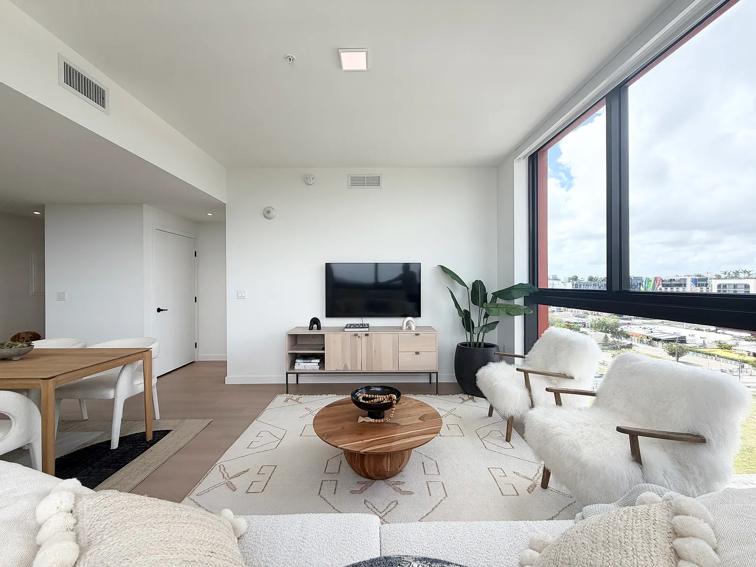 2 bed, 1005 sqft, $3,280 — Photo 2