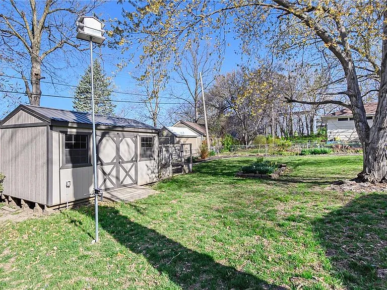 1318 Park Ln — Photo 4