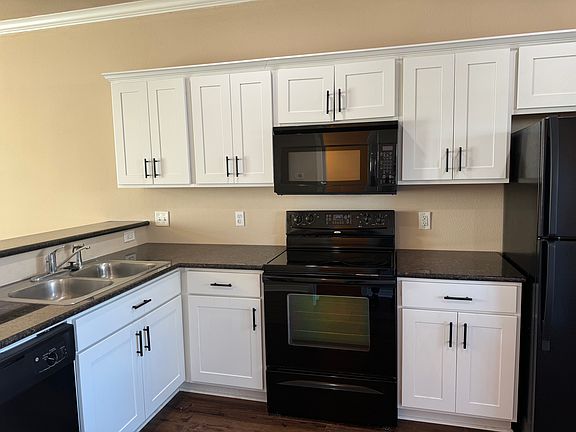 5th image of 305 Holleman Dr #105
