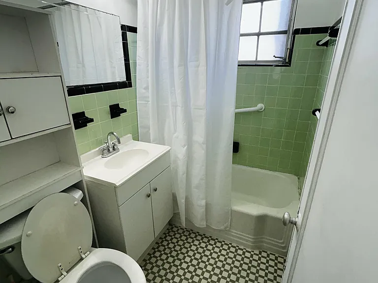661 SW 11th St #23W — Photo 7