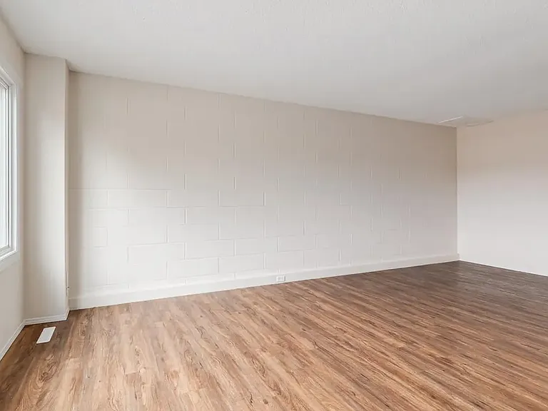 225 Upland Dr SE — Photo 5