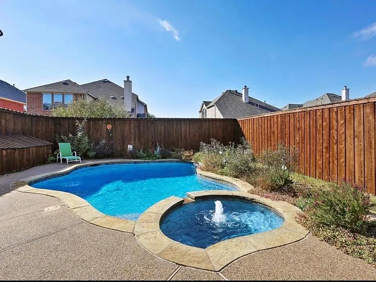 7585 Ravenhill Dr — Photo 1