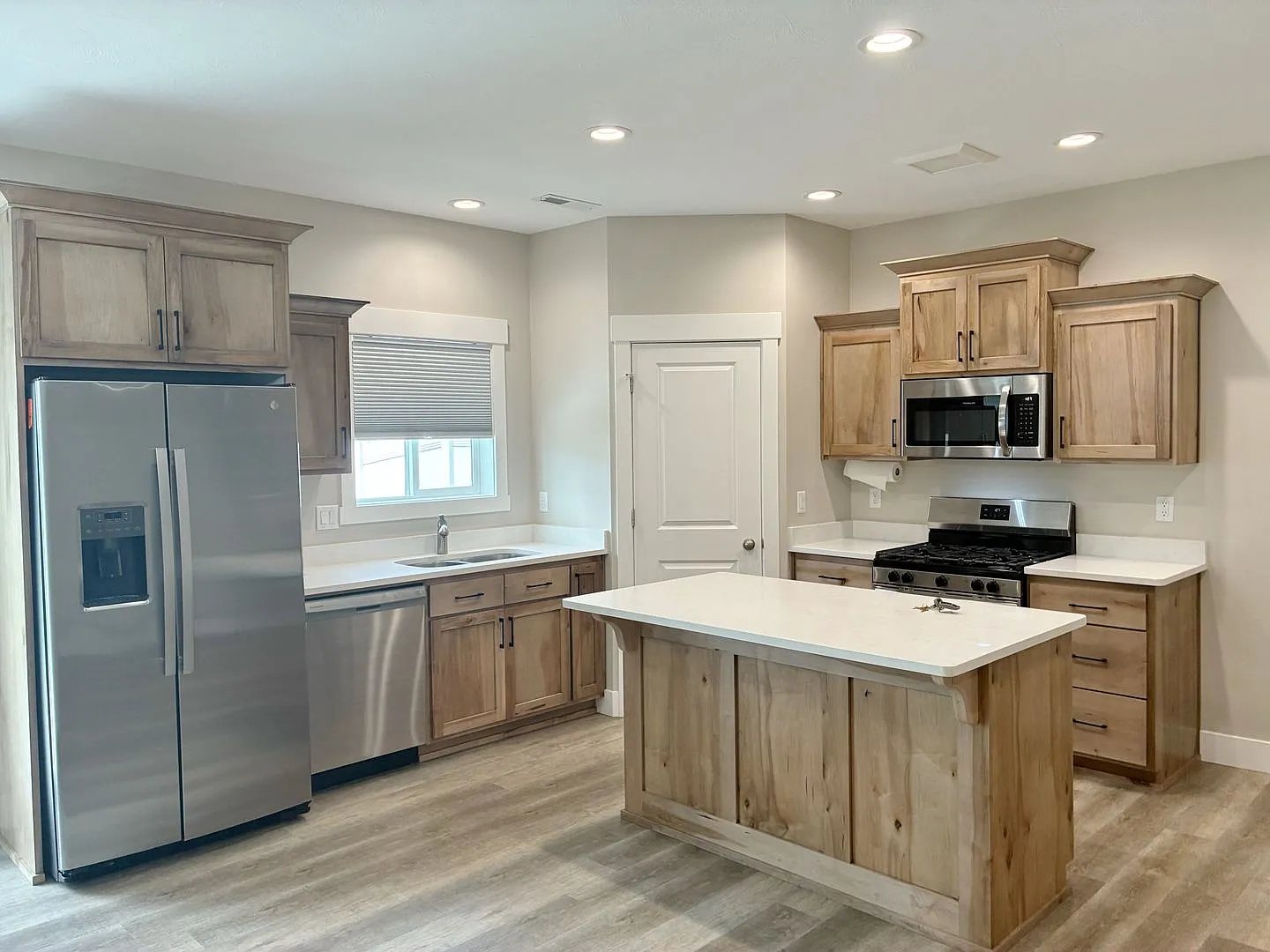 Beautiful new 3-bedroom, 2.5-bathroom townhome — Photo 3