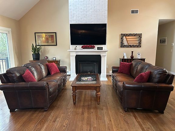 2nd image of 10 Lemore Ave