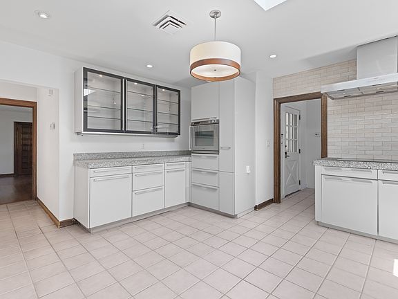 4th image of 8 Crosby Ln