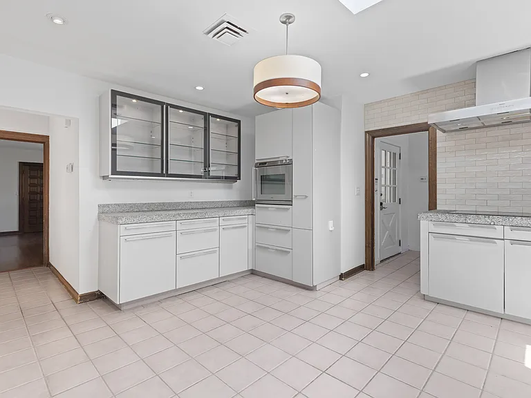 8 Crosby Ln — Photo 4
